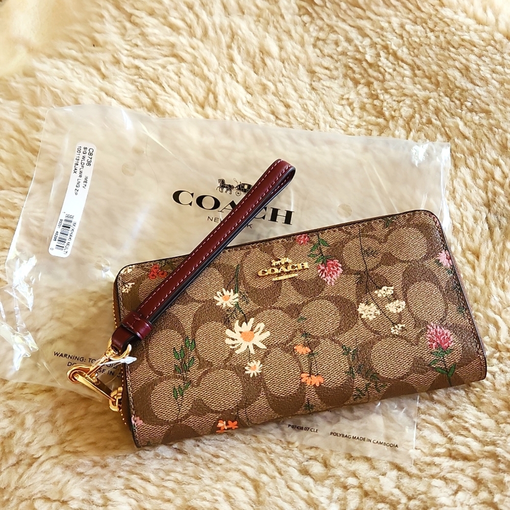 NWT Coach Signature Wildflower Long Zip Wallet/Wristlet 💗🤎